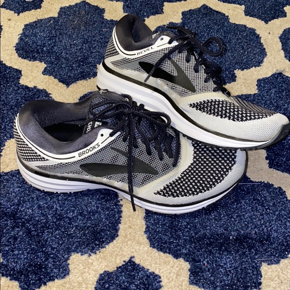 Brooks revel tennis shoes